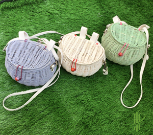 100% ธรรมชาติหวายรอบตะกร้ากระเป๋าสำหรับเด็กผู้หญิงกระเป๋า Crossbody หรือกระเป๋าเป้สะพายหลังหรือจักรยานจักรยานตะกร้าที่มีสีสันทำในเวียดนาม - Product Image 6