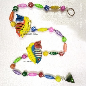 Colgantes de puerta con cuentas pintados a mano de peces de madera para decoraciones de festivales al por mayor de La India - Product Image 1
