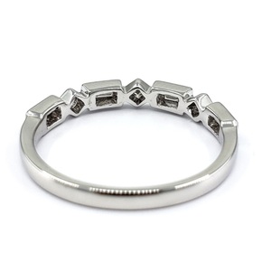 Bague demi-alliance fine en or blanc 18 carats avec diamants baguette taille brillant sertis clos pour femme, idéale pour les occasions festives - Product Image 3