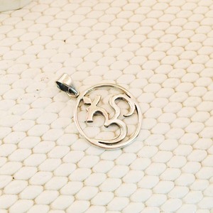 Plata de Ley 925 pura Real, precio al por mayor de fábrica, colgante liso de calidad fina hecho a mano, colgante liso mínimo en forma de Om curativo - Product Image 5