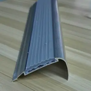 Profilo <span class=keywords><strong>Antiscivolo</strong></span> per Gradini in Alluminio con Inserto in Gomma - Product Image 1
