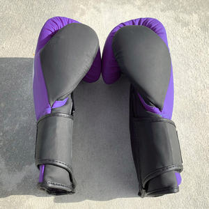 Gants de boxe en cuir mat de qualité supérieure SAQIB&CO MMA Muay Thai Sparring Tailles personnalisables 8oz-16oz Sangle de poignet à boucle et à crochets - Product Image 4