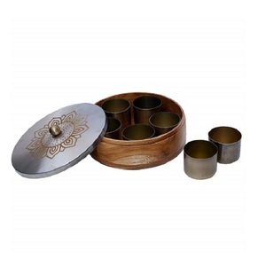 Boîte à épices en bois de fournisseur en gros boîte Masala de forme ronde de taille personnalisée avec couvercle en métal de qualité supérieure pour la cuisine - Product Image 1