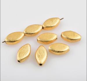 Cuentas planas largas chapadas en oro, cepillado - Product Image 3