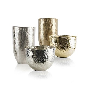 Vase à fleurs de dernière génération en aluminium couleur or, qualité supérieure, pour mariage et toute décoration d'événements. - Product Image 4