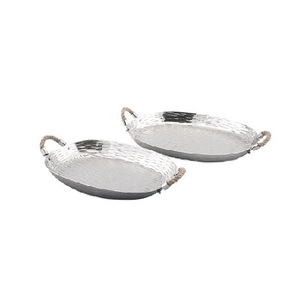 Bandeja decorativa redonda de metal de diseño vintage Bandeja de servicio redonda de metal de diseño moderno hecha a mano con asas de mariposa decorativas - Product Image 2