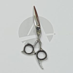 Ciseaux de coiffure en acier inoxydable, lame tranchante avec vis réglable et repose-doigts fixe pour usage en salon - Product Image 1