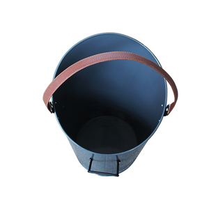 Cubo de carbón de metal recubierto de polvo gris con mango de cuero perfecto para uso en chimenea y jardín elegante Almacenamiento de leña - Product Image 5