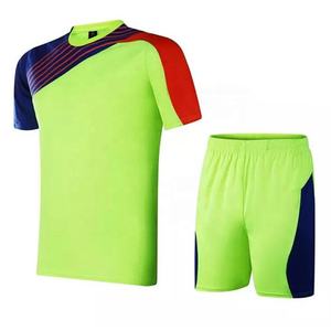 Uniforme de football pour les équipes sportives scolaires Maillot de football respirant pour les garçons Ensemble de pratique de football avec conception personnalisée - Product Image 1