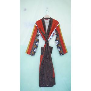 Veste Kantha matelassée faite à la main Design floral Peignoir en coton indien Manteau long d'hiver pour femmes Nouvelle version d'automne - Product Image 2