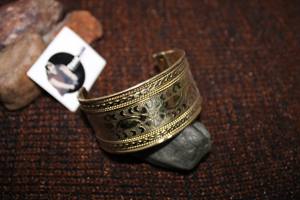 Brazalete de latón tradicional con patrón de corazón de diamante Accesorio de moda para mujer Bodas Fiestas Regalo Precio bajo - Product Image 3