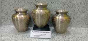 8-Inch Brassworld Inde Urne funéraire en étain gravé en laiton Fournitures funéraires - Product Image 3