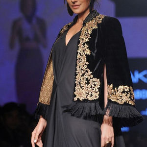 DESIGNER MODERNE de BELLE BRODERIE de DABKA, PERLES DE CRISTAL, TRAVAIL DE PIERRE DE VERRE sur VESTE DE VELOURS pour FÊTE/MARIAGE @ 2022 - Product Image 1