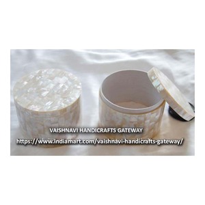 Hecho a mano VAISHNAVI HANDICRAFTS GATEWAY Precio bajo Madre de perla y camello Incrustaciones de hueso 10x10 CM Joyero Caja de regalo - Product Image 1