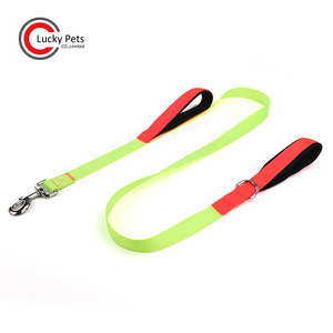 Correas para mascotas personalizadas de nailon fluorescente de dos colores con doble ASA correa para perro con acolchado de neopreno - Product Image 4