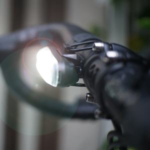 Feu avant 100 Lumens de vélo rechargeable par usb, blanc, vente Flash Flash - Product Image 3