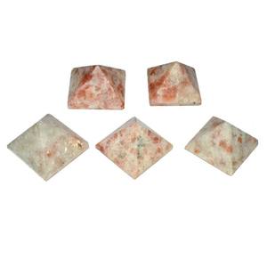 Vente en gros de petites sculptures en cristal de haute qualité pyramide de pierre de soleil pour la décoration Feng shui guérison artisanat de pierre de cristal - Product Image 2