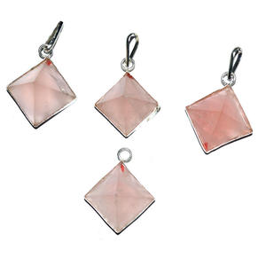 Compre en Línea Colgantes de Pirámides de Cuarzo Rosa: Colgantes de Pirámides de Cuarzo Rosa en Venta - Product Image 1