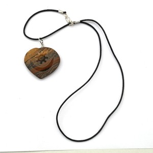 Mayorista de colgantes con símbolo de luna y ojo de tigre: colgantes con símbolo de Luna y Ojo de Tigre a la venta Colgante de Piedra grabada curativa - Product Image 1