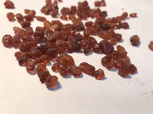 Kualitas Baik Bentuk Kasar Batu Permata <span class=keywords><strong>Garnet</strong></span> <span class=keywords><strong>Mandarin</strong></span> Oranye Alami