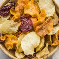 Chips vegetales de raíz mixta, verduras naturales, OEM, patata dulce amarilla púrpura, Taro crujiente y sabroso aperitivos de Tailandia