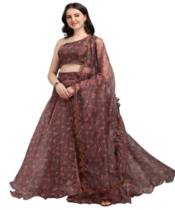 Tenue de designer indienne exclusive et riche en broderies colorées, style Lehenga Choli - Product Image 3