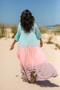 Robe longue Kaftan teinture à la main, col en v, ample, coupe décontractée, tenue de vacances, été, collection - Product Image 4