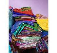 Tissu de sari en crêpe de soie recyclé vintage pour la confection de robes de nuit, de kimonos et de vêtements ethniques indiens en gros pour femmes