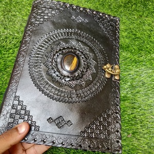 Diario de cuero negro hecho a mano con cierre de piedra lapislázuli hilo de papel cosido Grimoire Spell Book Notebook - Product Image 3