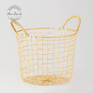 Elegante cesta de alambre de oro con asas resistentes, perfecta para organizar el almacenamiento o el uso de decoración del hogar - Product Image 1