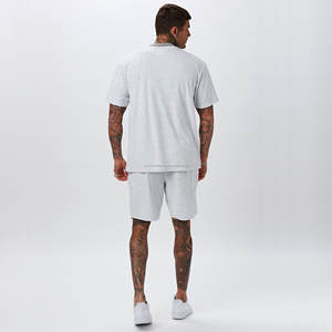 Ensemble assorti T-shirt et short pour hommes et femmes, avec pointes métalliques argentées, personnalisable, pour couples, en rose. - Product Image 4