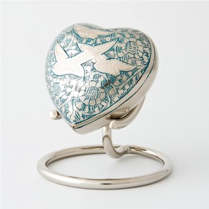 Urne funéraire artisanale en métal gravée en forme de cœur pour bébé, style américain, écologique et personnalisable. - Product Image 2