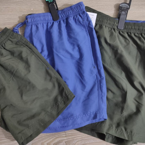 กางเกงขาสั้นว่ายน้ำผู้ชายผ้าโพลีเอสเตอร์ 100% ยืดหยุ่น กันน้ำ เป็นมิตรกับสิ่งแวดล้อม สไตล์ลำลอง สีพื้น  ของเกินสต็อก - Product Image 1