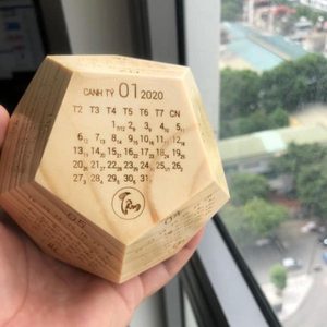 ราคาขายส่ง ปฏิทินไม้ทรงหกเหลี่ยม ครบ 12 เดือน - Product Image 4