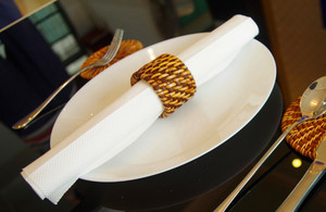 Juego de servilleteros de ratán de lujo para bodas y fiestas, accesorios de mesa contemporáneos hechos a mano ecológicos - Product Image 2