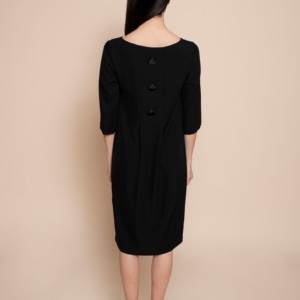 Abito midi nero elegante e formale con scollo a barchetta e bottoni sul retro per donna del marchio italiano. Per la festa - Product Image 3