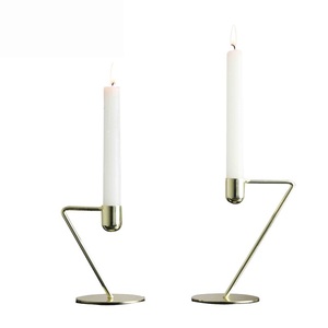 Candelabro de Latón de Seis Brazos, Decoración Elegante para el Hogar Hecha a Mano con Acabado Personalizado por BRASSWORLD INDIA - Product Image 5