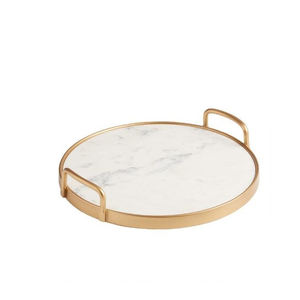 Plateau de service rond en marbre blanc, Design tendance, personnalisé, poignée de finition or métallique - Product Image 5