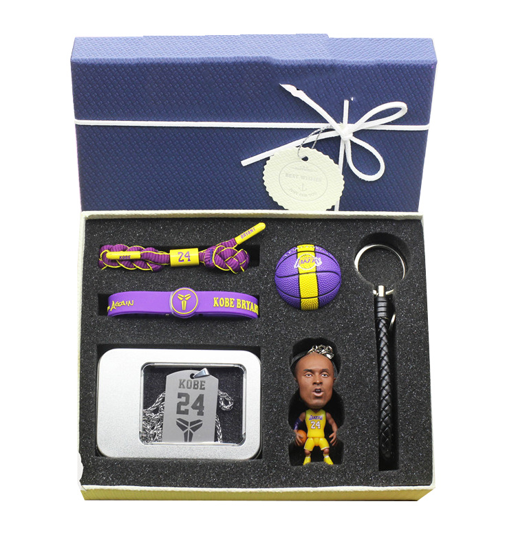 Джеймс Коби Брайант, карри харден и Кайри эйрвинг Вестбрук, подарите мальчику, игрушечный браслет в качестве рождественского подарка