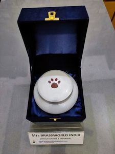 Pata de mascota blanca de aluminio pintada a mano, urna de cremación ODYSSEY, suministros funerarios - Product Image 5