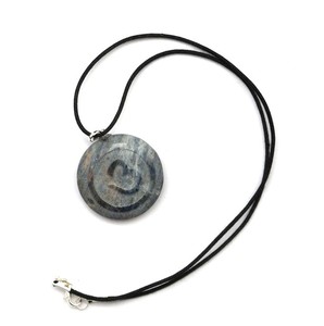 Compre el mejor valor de Sodalita Om Chakra Símbolo Colgantes: Sodalita Om Chakra Símbolo Colgantes para la venta Piedra semipreciosa Artesanía - Product Image 1