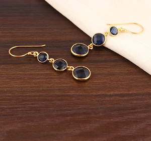Boucles d'oreilles pendantes à trois pierres précieuses, coupe ronde, iolite, quartz bleu, boucles d'oreilles faites à la main, sertissage en or 18 carats, légères - Product Image 5
