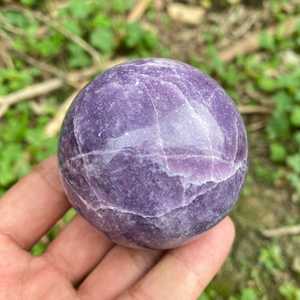Esfera de cristal de lepidolita púrpura pulida Premium, bolas de piedras preciosas a granel de Feng Shui Natural para decoración y espiritualidad - Product Image 4