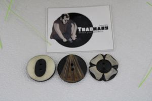 Botones de cuerno de búfalo hechos a mano blanco y negro marrón con diseños circulares y florales tallados para decoración de ropa - Product Image 4