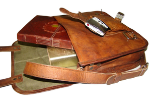 Sac de selle minimaliste en cuir de qualité durable avec sangle réglable idéal pour les achats de voyage ou les événements disponibles au meilleur prix - Product Image 3