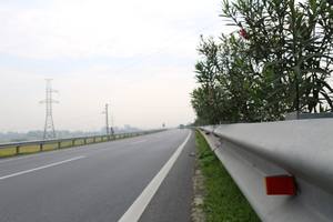 Steel structure transportation w beam steel bridge guardrail highway galvanized guardrail plate - Product Image 3