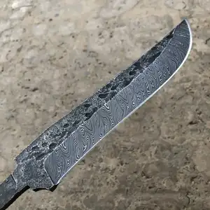 Atacado personalizado artesanal Damasco caça faca em branco lâmina espiga cheia com bainha de couro