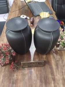 Par de Urnas Funerarias Negras de Aluminio Estilo Americano para Adultos de Brassworld India - Product Image 3