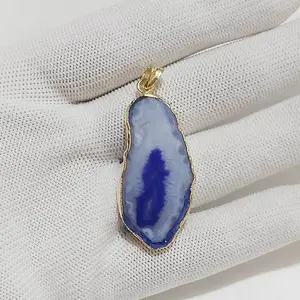 Pendentif en tranche d'agate bleue Pierre précieuse en cristal électrolytique Motif de guérison poli dans l'artisanat de la pierre semi-précieuse de style amoureux - Product Image 1