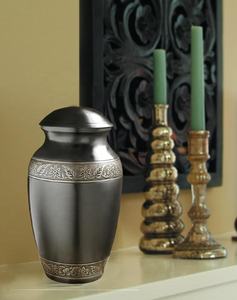 Urnas de cremación duraderas ecológicas de latón Fairborn para cenizas humanas estilo americano 200-220 pulgadas cúbicas capacidad personalizable - Product Image 2